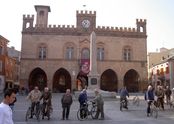 Rathausplatz von Fidenza ...