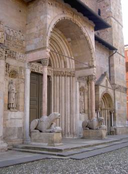 Romanisches Portal ...