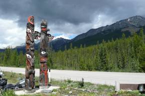 Totempfhle an der Zufahrt zu den Sunwapta Falls ...