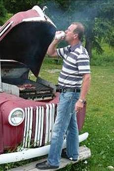 Grillmeister bei der Arbeit: Ein gutes Bier gehrt zu einem Franken ...