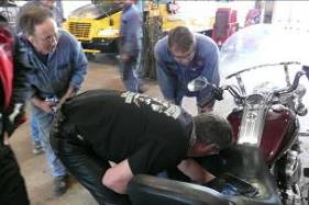 In der Halle: Angenehmer zu schrauben ...