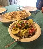 Georgischer Salat und Khinkali