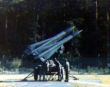 Einige Crewmitglieder der "16D Missile" bei Tests ...