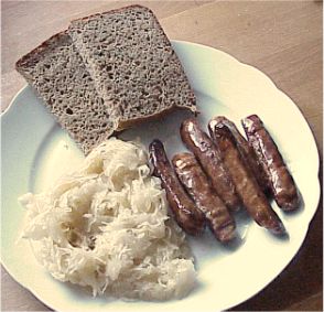 Rostbratwürstl mit Sauerkraut ...