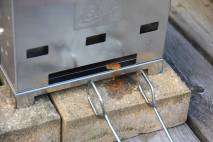 Wenn man nicht kleckert, lassen sich Kohlenreste nach dem Auskhlen ausleeren