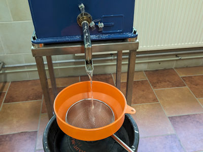 Der Schnaps läuft ... Der Schnaps läuft ...