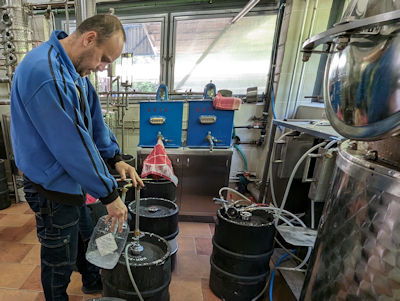 .. und Abfüllen ..! .. und Abfüllen ..!