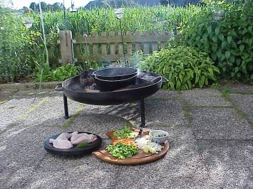 Das Arrangement: Feuerschale hilfreich ...