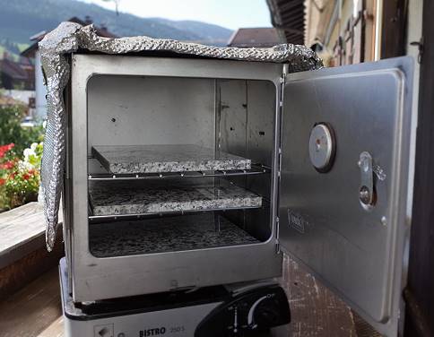 Mit Isoliermtze und Innenausstattung (und noch kleinerem oberen Stein des Vorgngermodells)