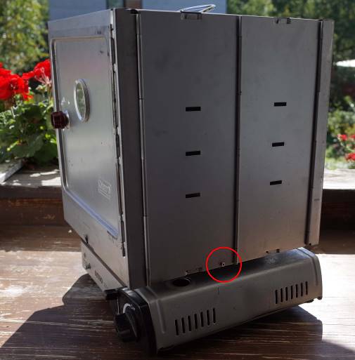 Kleine Schraube auf beiden Seiten, falls die Einrastlippen versagen ...