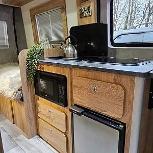 Eingebaute DOMETIC MWO 240 im Camper (Bild: Comptoir Nautique) Eingebaute DOMETIC MWO 240 im Camper (Bild: Comptoir Nautique)
