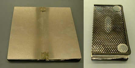 Die Isolierunterlage auf- und zusammengeklappt ... Die Isolierunterlage auf- und zusammengeklappt ...