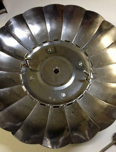 Die Feuerschale mit den Befestigungshaken