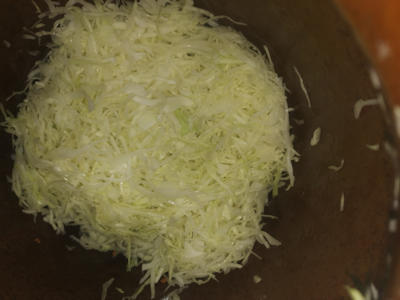 ... gut durchgeknetet in den Gärtopf ... ... gut durchgeknetet in den Gärtopf ...