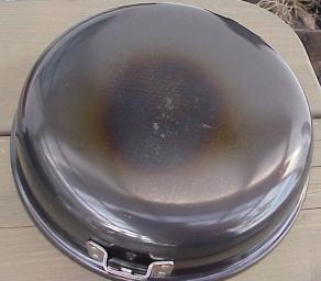 Bei Erhitzung der Pfanne verbrennt weit mehr als die Schutzschicht gegen Rost ...