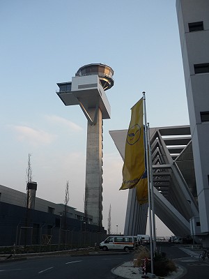 Der neue Tower neben der Wartungshalle