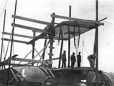 Die NC-4 wird zerlegt ...