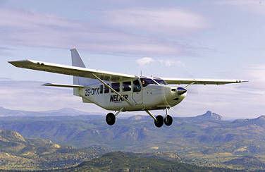 GA8 Airvan, ZS-OYX von NelAir Aviation über den Mpumalanga Bergen ... 