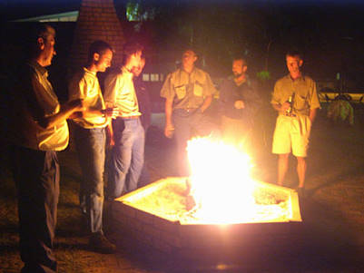 Gemtliches Piloten-Treffen nach einem anstrengenden Tag. Ein 'Castle' am Abend kann nicht schaden!
