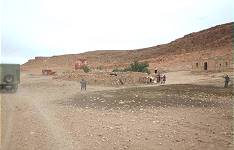 Passieren einer Berbersiedlung