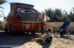 ... mit einem getarnten Bierchen vorm Auto ...