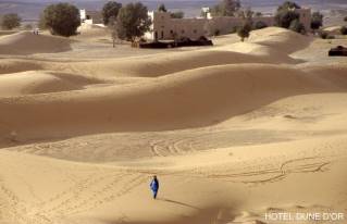 ... und Geviert mit Stampflehmmauer ...
