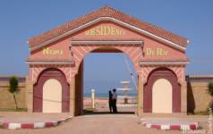 Hlzernes Tor zum eingefriedeten Gelnde ...