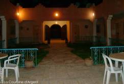 Lauschiger Aufenthalt im Windschutz der Mauern ...