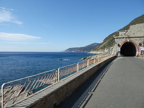 Tunnel von Deiva Marina ...