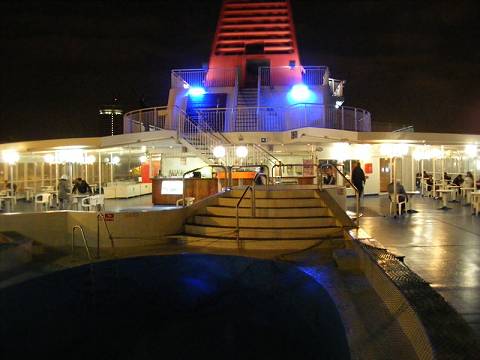 Am nchtlichen Heck der Ikarus Palace ...