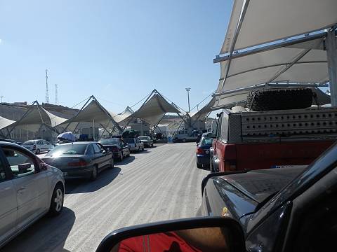 Wartebereich zum Zoll ...