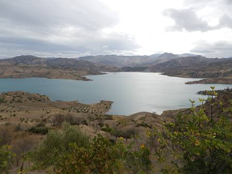 Vorbei an einem riesigen Bergstausee ...