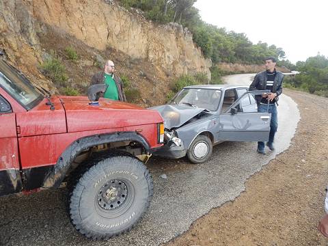 Mann und Auto am Boden zerstrt ...