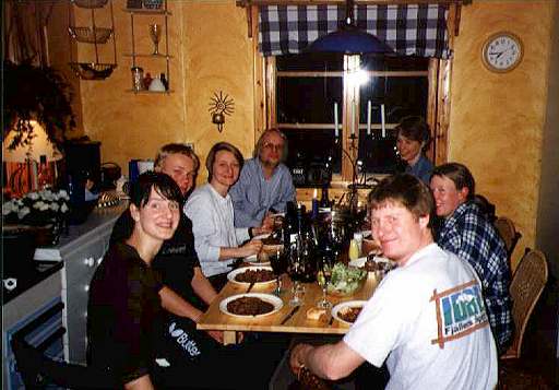 Frhliche Runde beim Elchessen