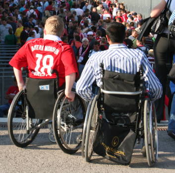 Auch Rollstuhlfahrer wollen rein ...
