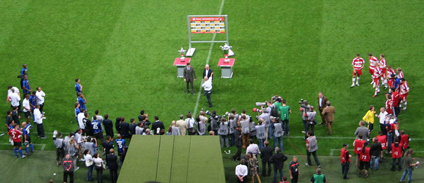 Will kaum einer sehen: Die Pokalbergabe ...