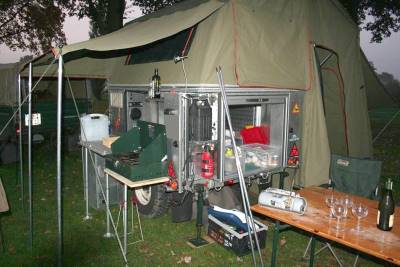 Mobile Outdoorküche mit Dachzelt (Bild: Explorer Magazin) Mobile Outdoorküche mit Dachzelt (Bild: Explorer Magazin)