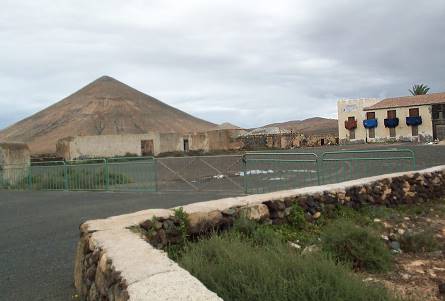 An der "Casa de los Coroneles", La Oliva ...