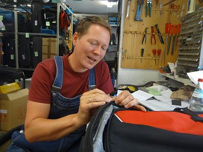 ... und wird von Stefan Pohorsky in Handarbeit wieder angenht ...