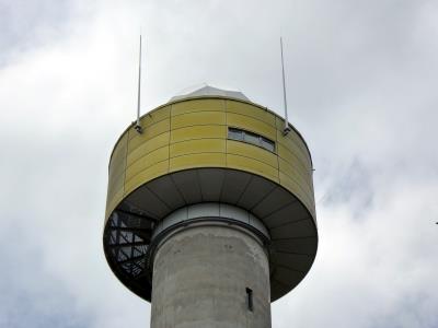 ... beeindruckender Turm im Wald ...