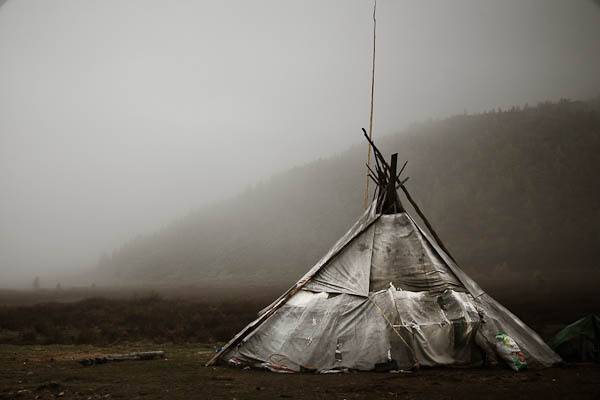 Zelteindeckung auf kreisfrmig aufgestellten Stangen ...