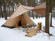 Winter Tipi Lager: Mit Tarp im Eingangsbereich