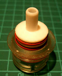 Teflonstopfen mit den Dichtringen halb im Gewindeteil Teflonstopfen mit den Dichtringen halb im Gewindeteil