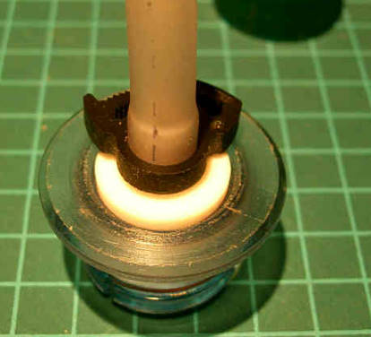 Schlauchklemme hält den Schlauch sicher auf dem Stutzen des Teflonstopfens Schlauchklemme hält den Schlauch sicher auf dem Stutzen des Teflonstopfens