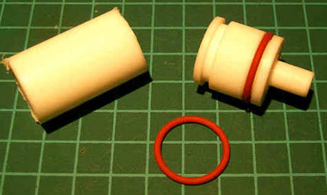 Teflon Rundmaterial und fertig gedrehter Stopfen mit zwei O-Ringen 