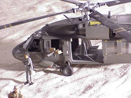 Pilotin vor ihrem Black Hawk - noch sind die Decals dran ...