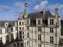 Ähnliche Treppen wie in Blois in den Außenflügeln
