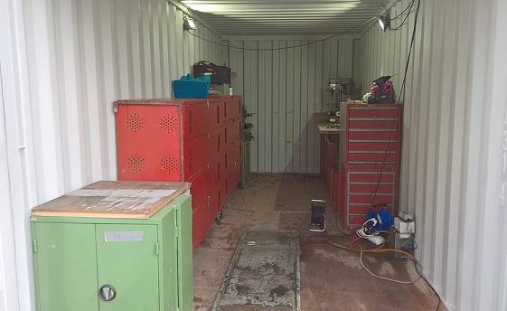 Der Ausbau beginnt: Drehmaschine und Drehstromgeneratior bereits vorhanden ...