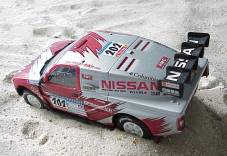 ... ein Nissan-Pickup ...