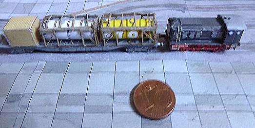 Kleine Angelegenheit: Diesellok V36 schiebt Container-Gterwagen zur Verladebrcke ...